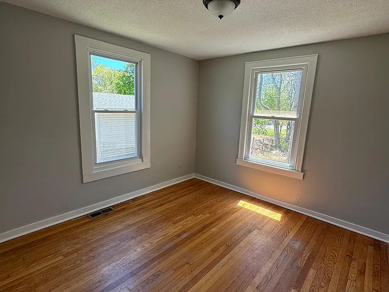 44 Tuttle Pl — Photo 7