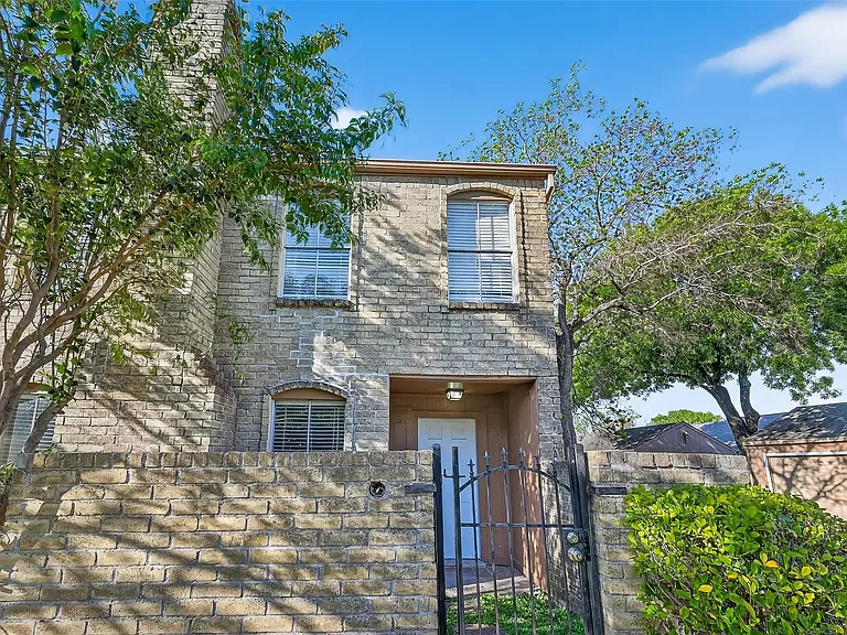 8646 Maplecrest Dr — Photo 2