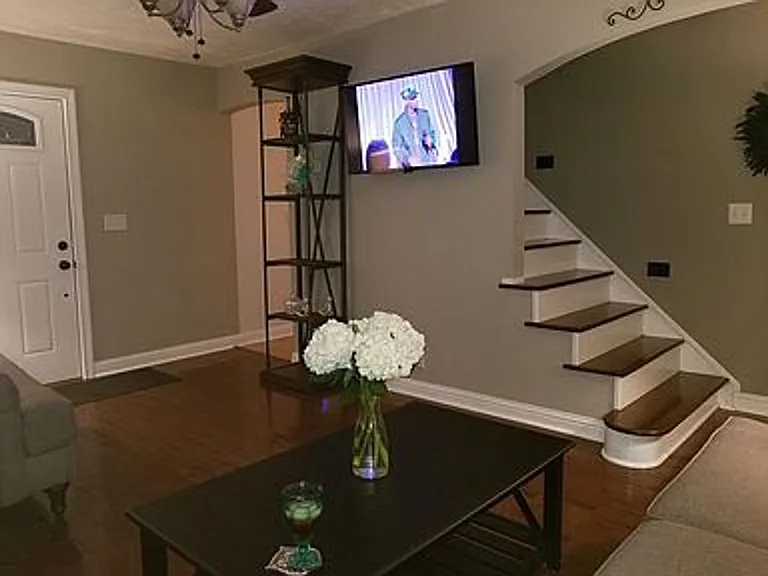 1607 Kingston Rd — Photo 3