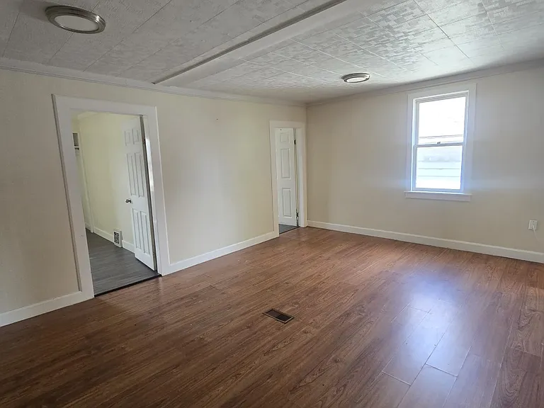 646 Queen St W #2 — Photo 2