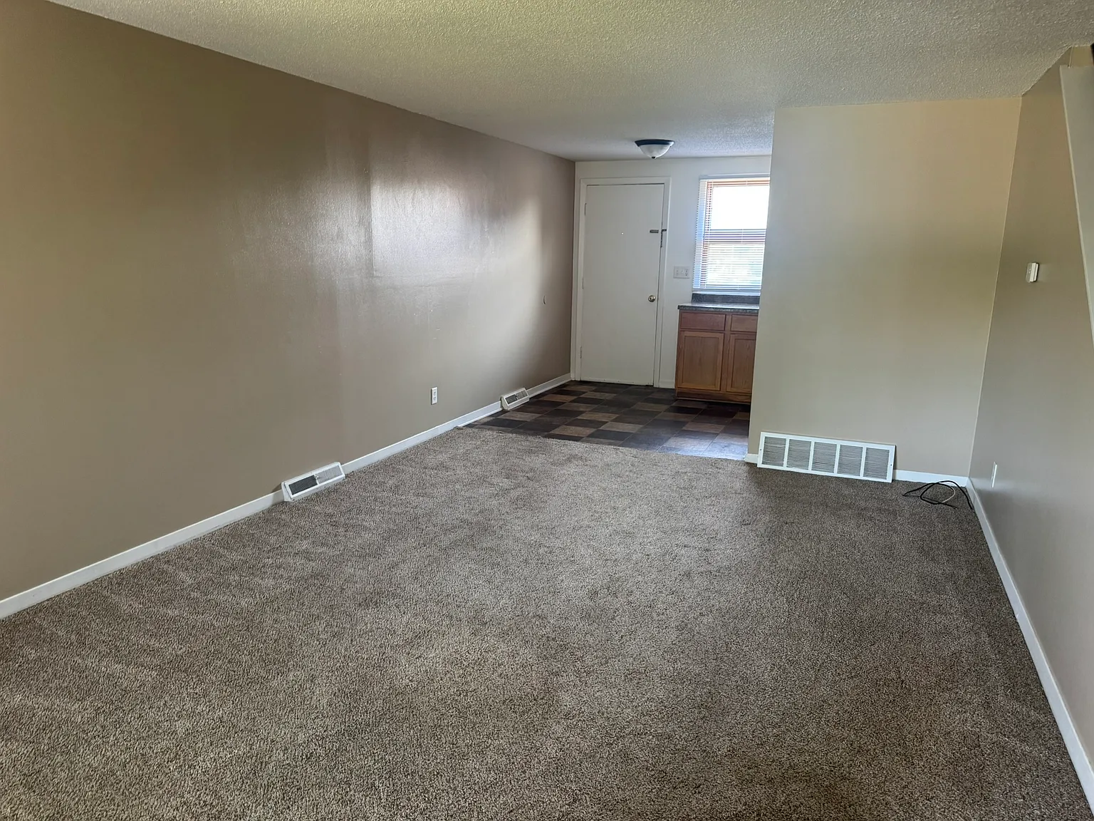 2 bed, 878 sqft, $1,100 — Photo 2