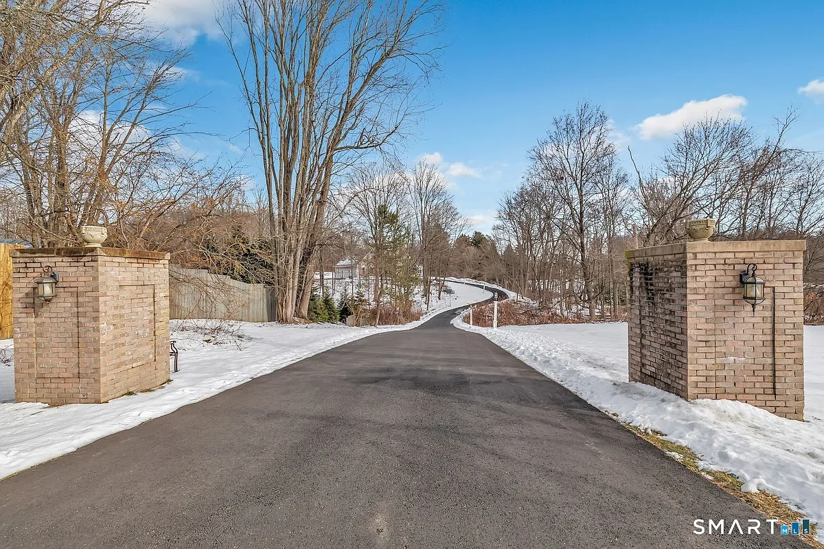 461 Amity Road photo 1