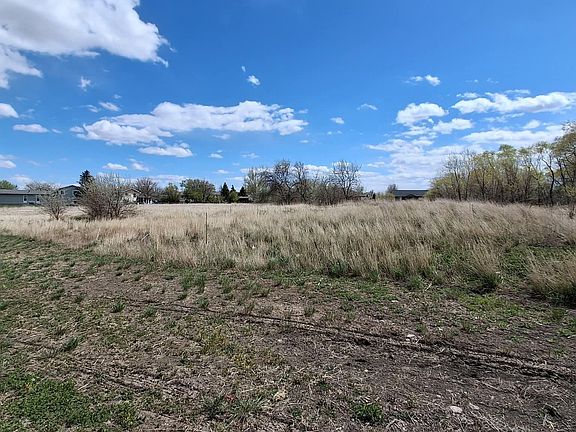 3rd image of 815 W Country Rd