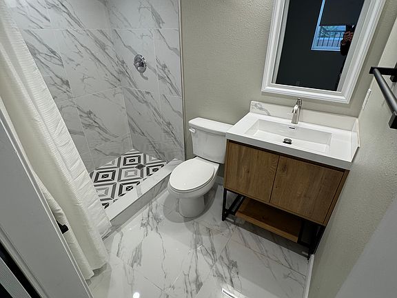 4th image of 327 3/4 N Chicago St #327-3/4