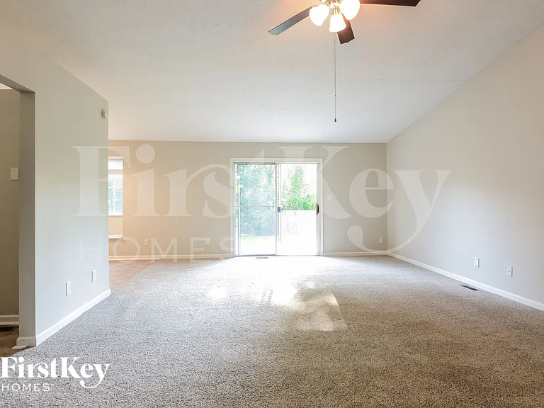 274 Meadow Glen Dr — Photo 2