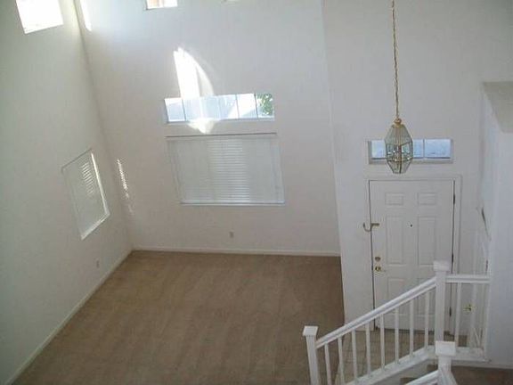 Living (high ceiling)