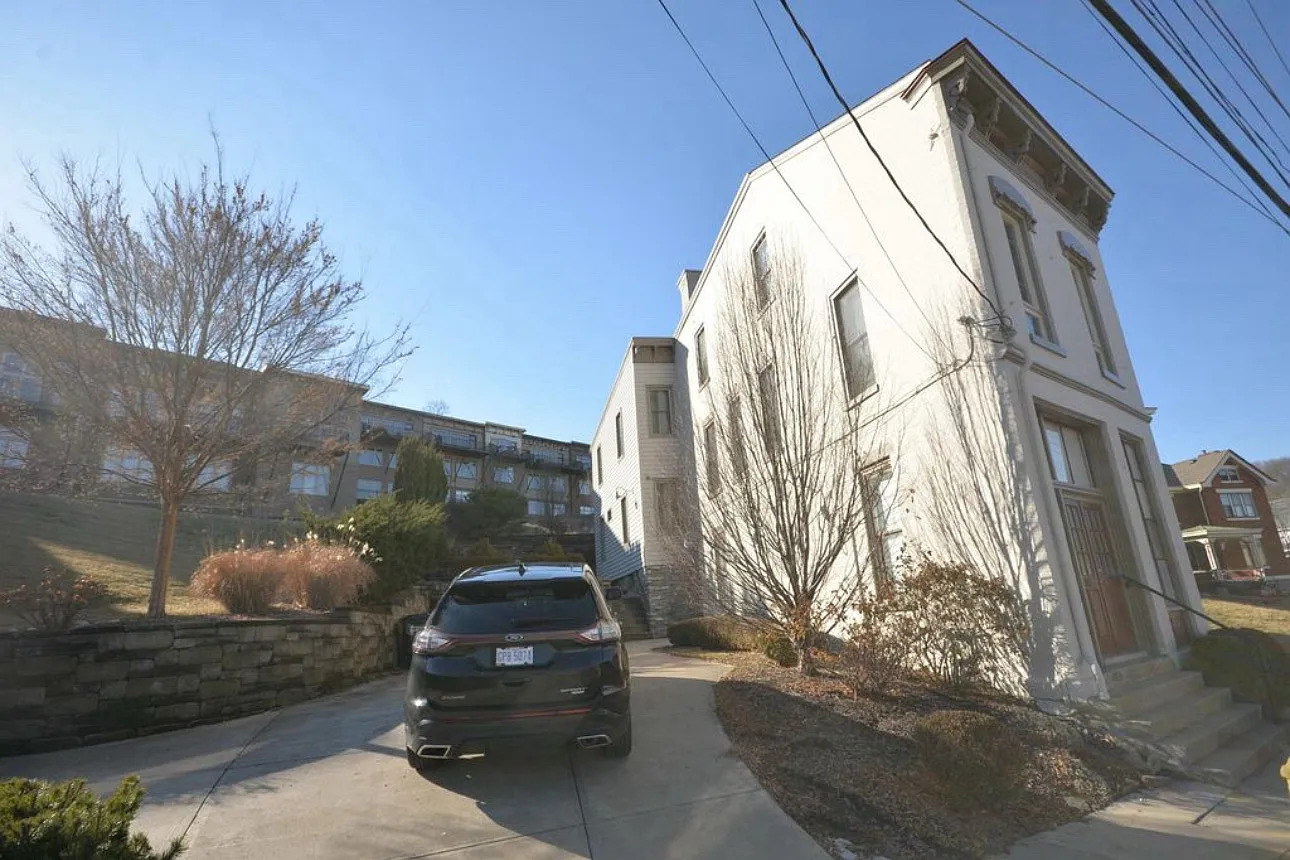 2 bed, 1009 sqft, $1,750 — Photo 2
