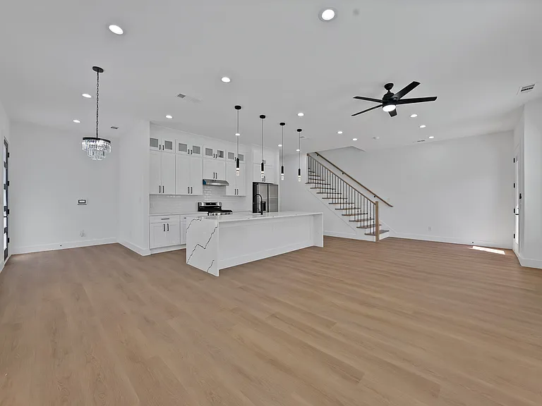 308 E 7th St — Photo 12