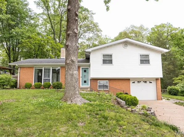 28 Berkshire Dr, Belleville, IL 62223