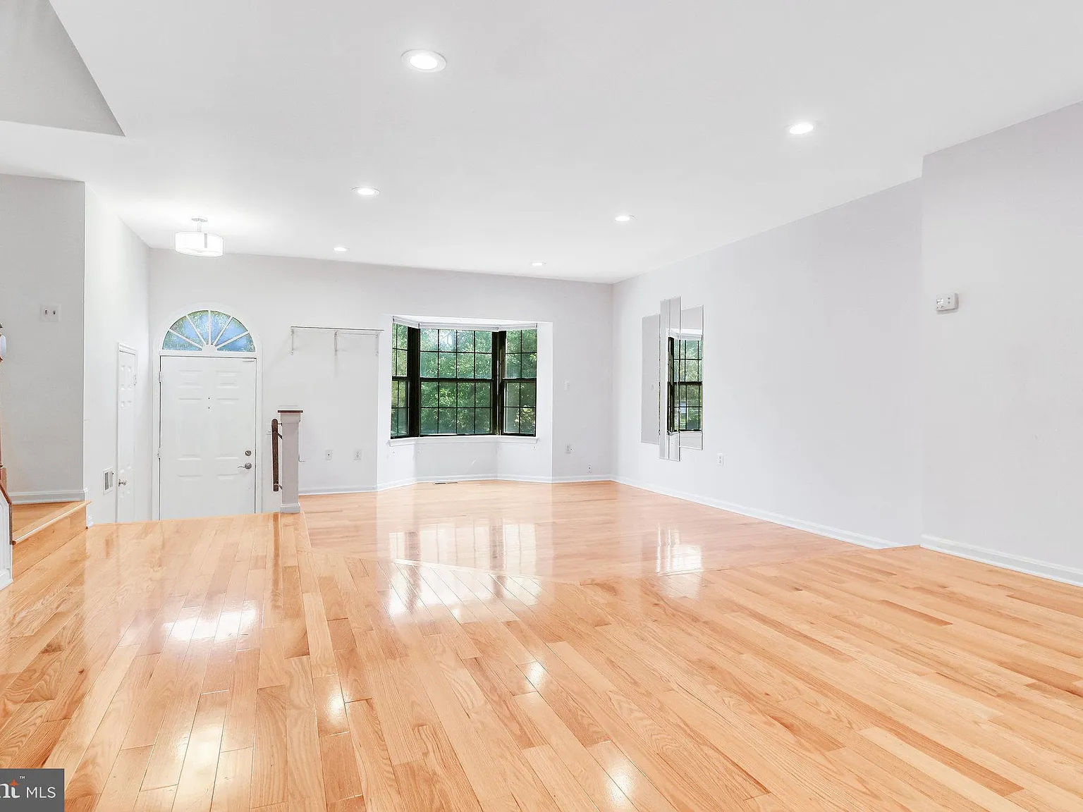 3 bed, 2.5 bath, 1686 sqft, $3,300 — Photo 4