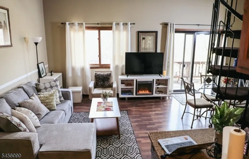 3 bed, 2.0 bath, $2,400 — Photo 2