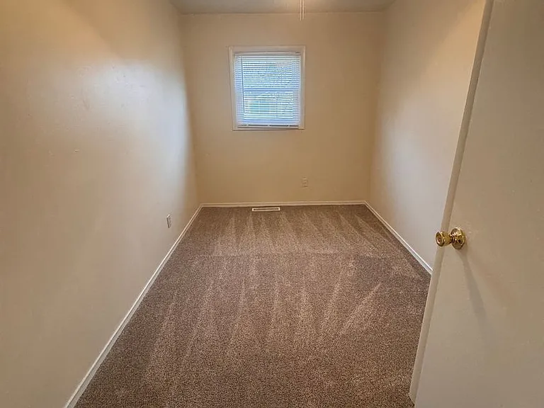 3504 Oakview Dr — Photo 14