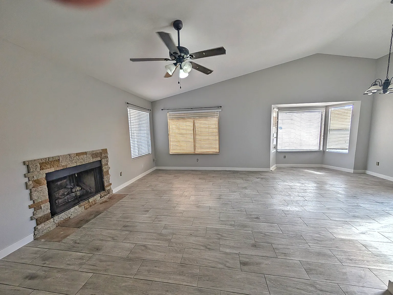 8869 W Greenbrian Dr — Photo 2
