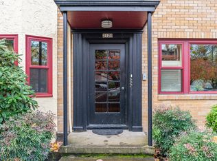 2120 NE Halsey St APT 30, Portland, OR 97232