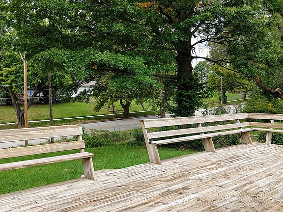 Huge deckw/seating