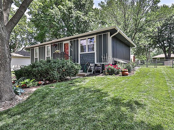 2nd image of 121 SE Flagstone Dr