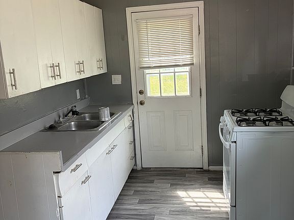 5th image of 2182 Warrick St