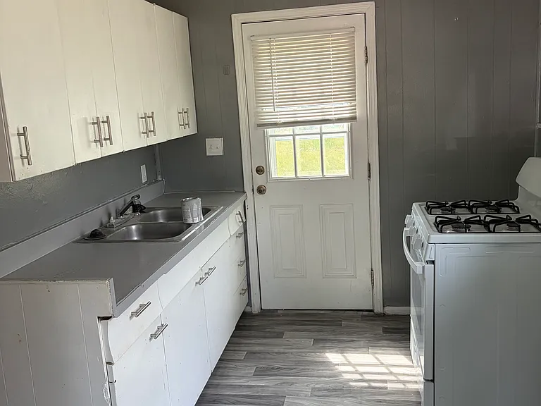 2182 Warrick St — Photo 5