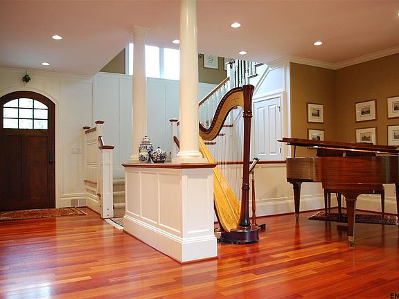 4th image of 42 Turner Ln