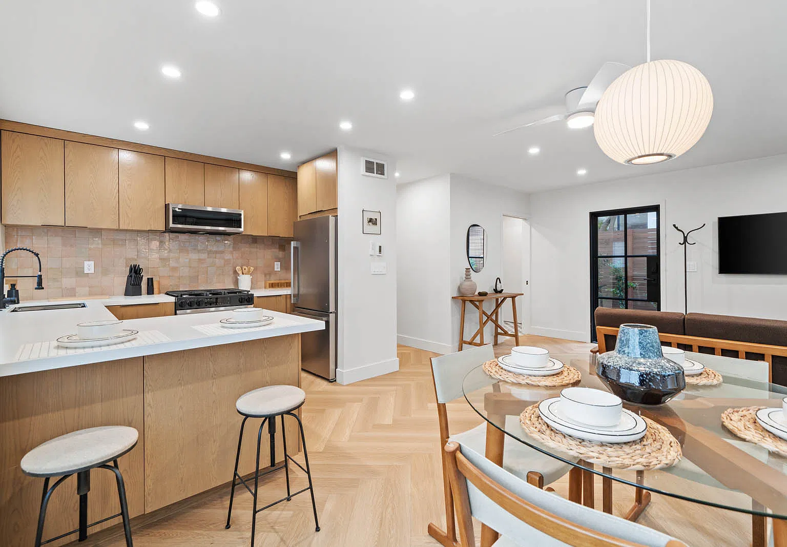 2 bed, 1062 sqft, $6,750 — Photo 1
