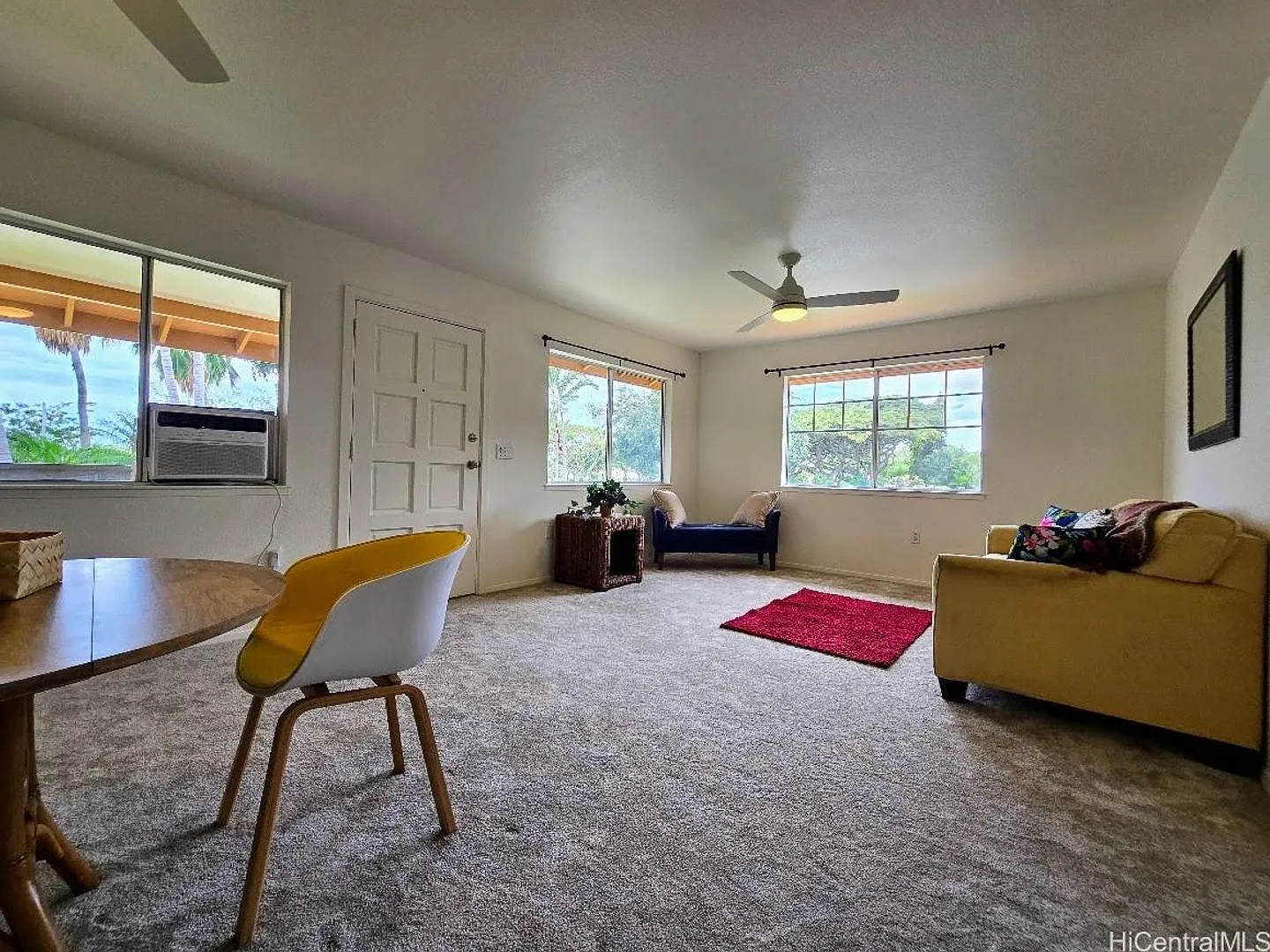 Aeloa Terrace Upstairs 3 bedroom, 2 bath unit with 2 dedicated parking stalls. — Photo 4