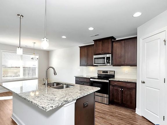 4th image of 244 Cherry Laurel Dr