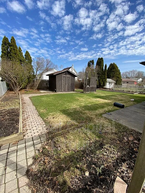 3 bed, 1.0 bath, 1328 sqft, $1,795 — Photo 3
