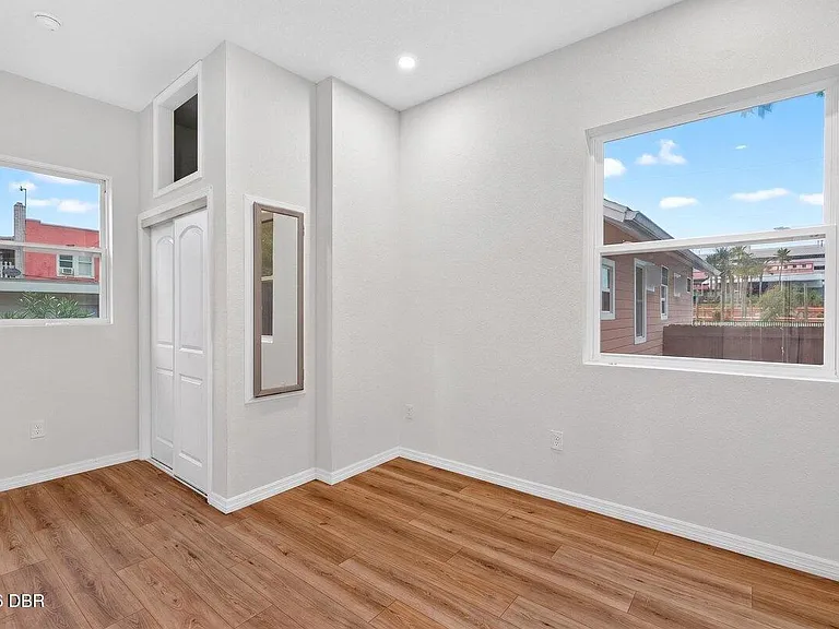 205 N Wild Olive Ave #UPSTAIRS — Photo 8