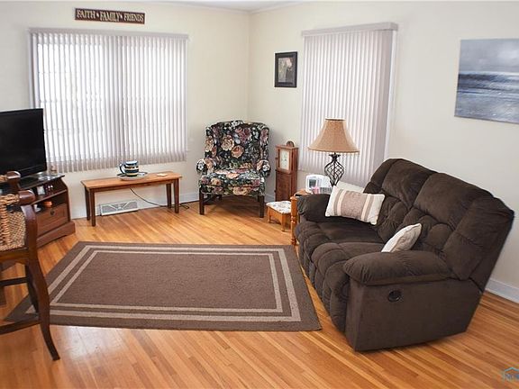 2nd image of 822 W College Ave