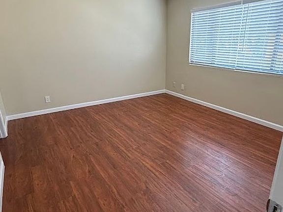 4th image of 7305-7311 Hazeltine Ave #208