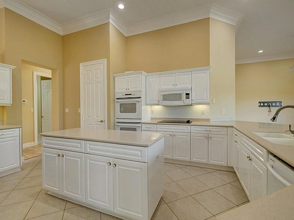 5th image of 1945 SW Oakwater Pointe