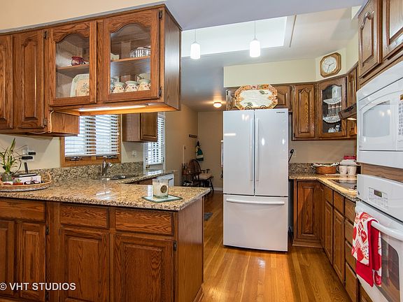 4th image of 1093 Elmwood Ln