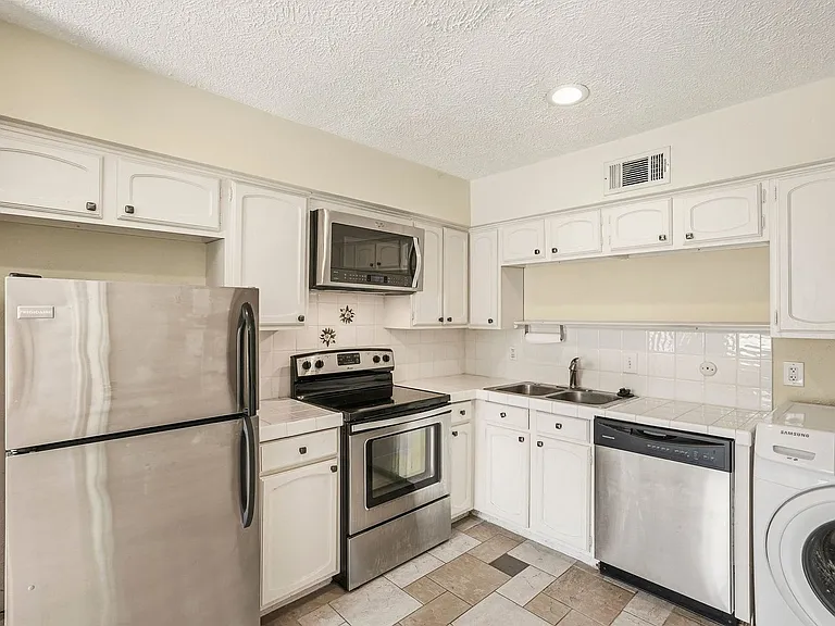 496 N Post Oak Ln — Photo 11