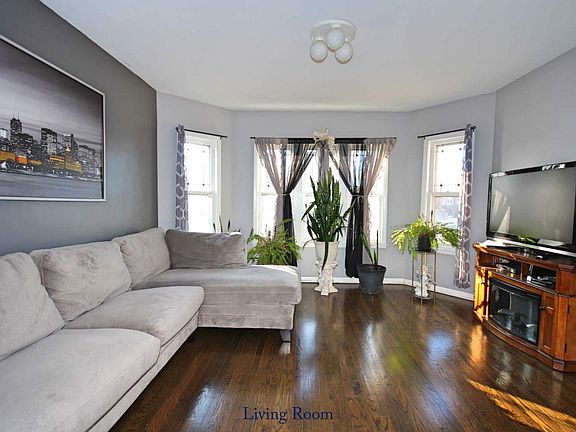 3rd image of 2549 N Nordica Ave
