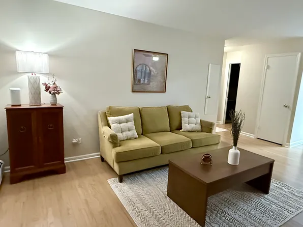 406 Franklin Ave APT 2A, River Forest, IL 60305