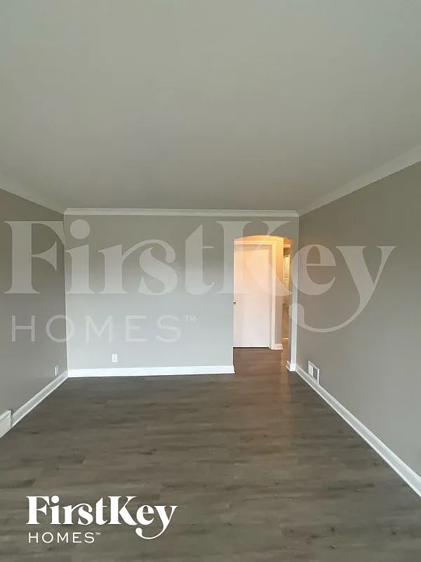 3 bed, 1.0 bath, 1090 sqft, $2,435 — Photo 2