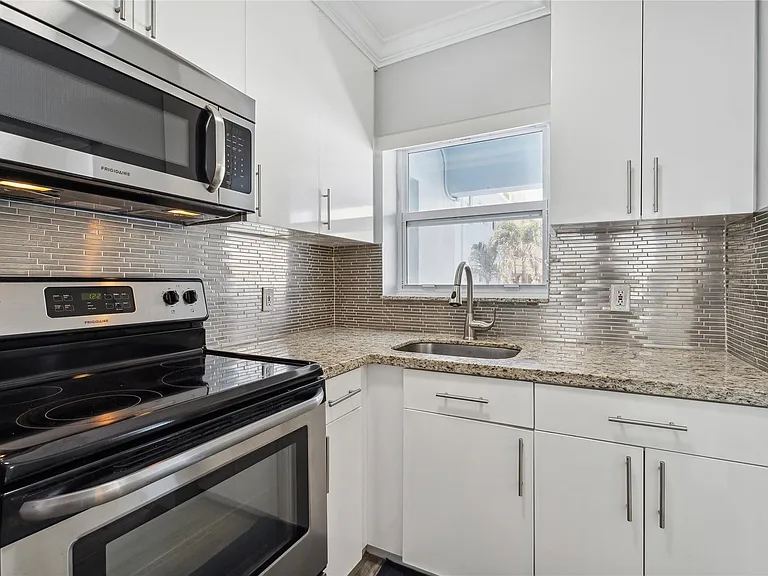 315 Van Buren St #205B — Photo 8