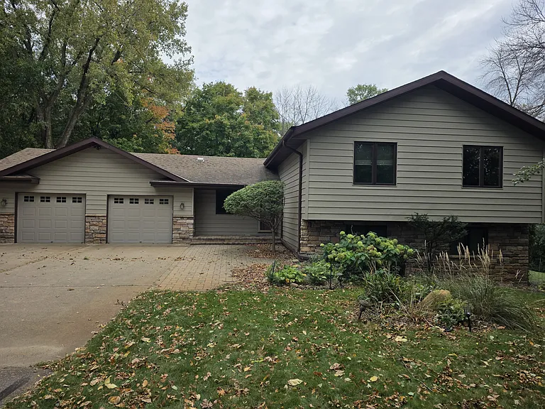 4110 Juneau Ln N — Photo 2