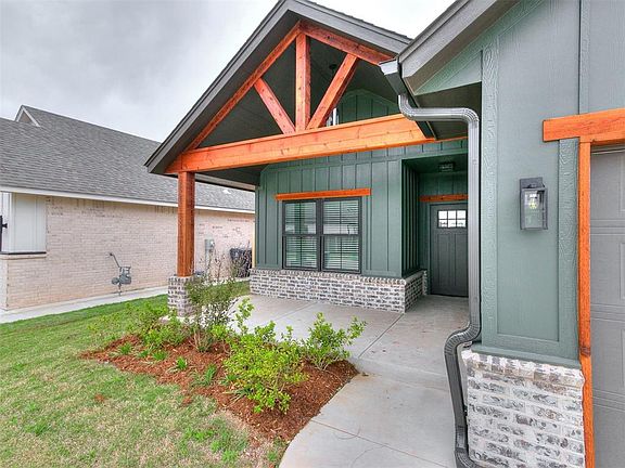 3rd image of 2804 Wild Rose Ln