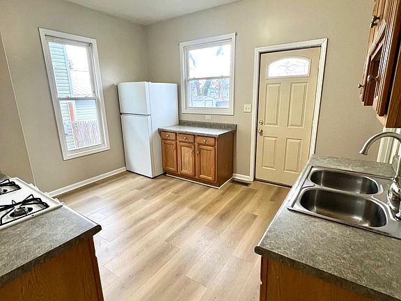 3rd image of 908 Cedar St
