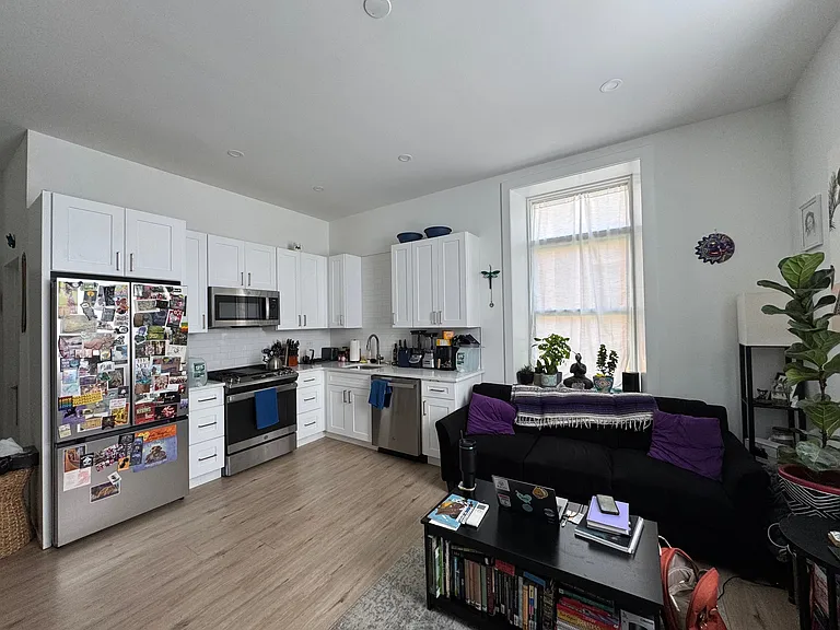 231 W Johnson Street — Photo 8