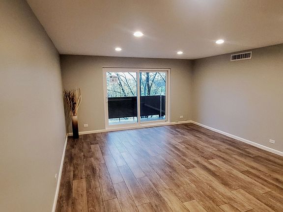 5th image of 840 Wellington Ave Unit 414