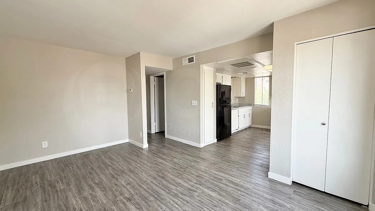 2 bed, 1.0 bath, 739 sqft, $950 — Photo 2