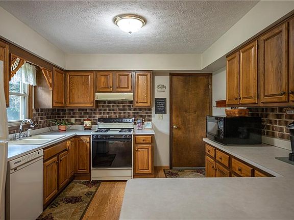 4th image of 233 Old Oak Dr