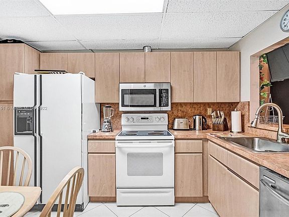 3rd image of 300 Bayview Dr APT 107