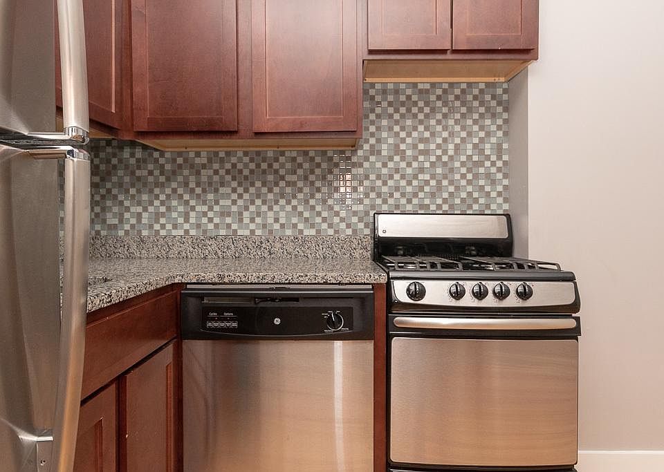 1st image of 1347 N Dearborn St #200