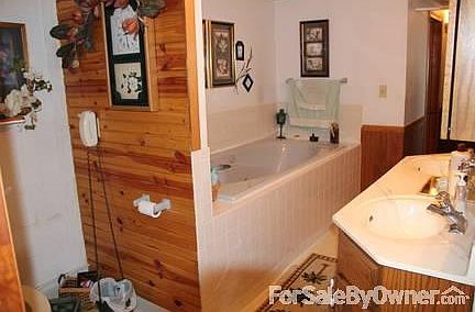 5th image of 213 W Oak St