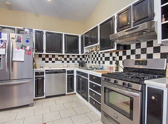 4th image of 613 W Highland Ave