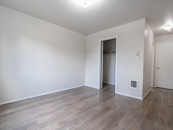 5th image of 927 College Ln NE #B