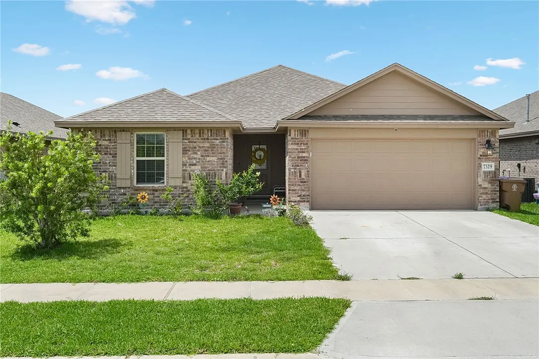 5 bed, 2.0 bath, 2004 sqft, $2,500 — Photo 1